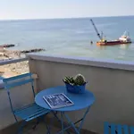 Lamar Seafront Apartment *